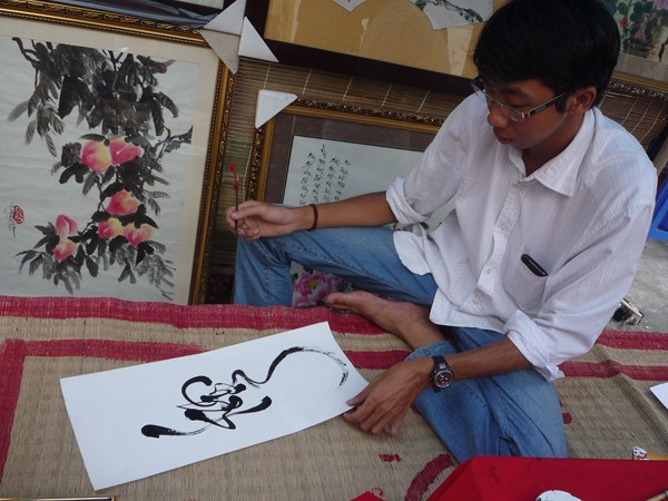 Ông đồ trẻ 'xuống phố' Sài Gòn - ảnh 3